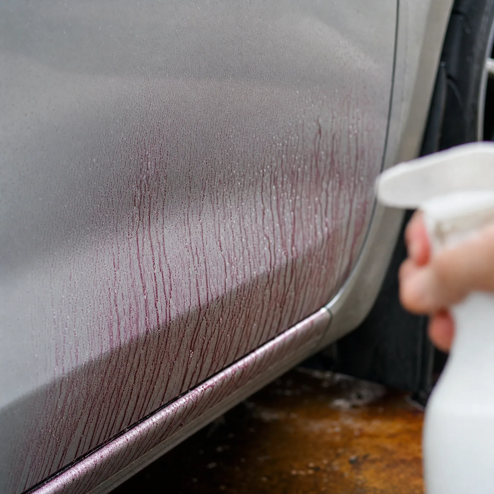 Décontamination chimique révélant les particules ferreuses sur la peinture