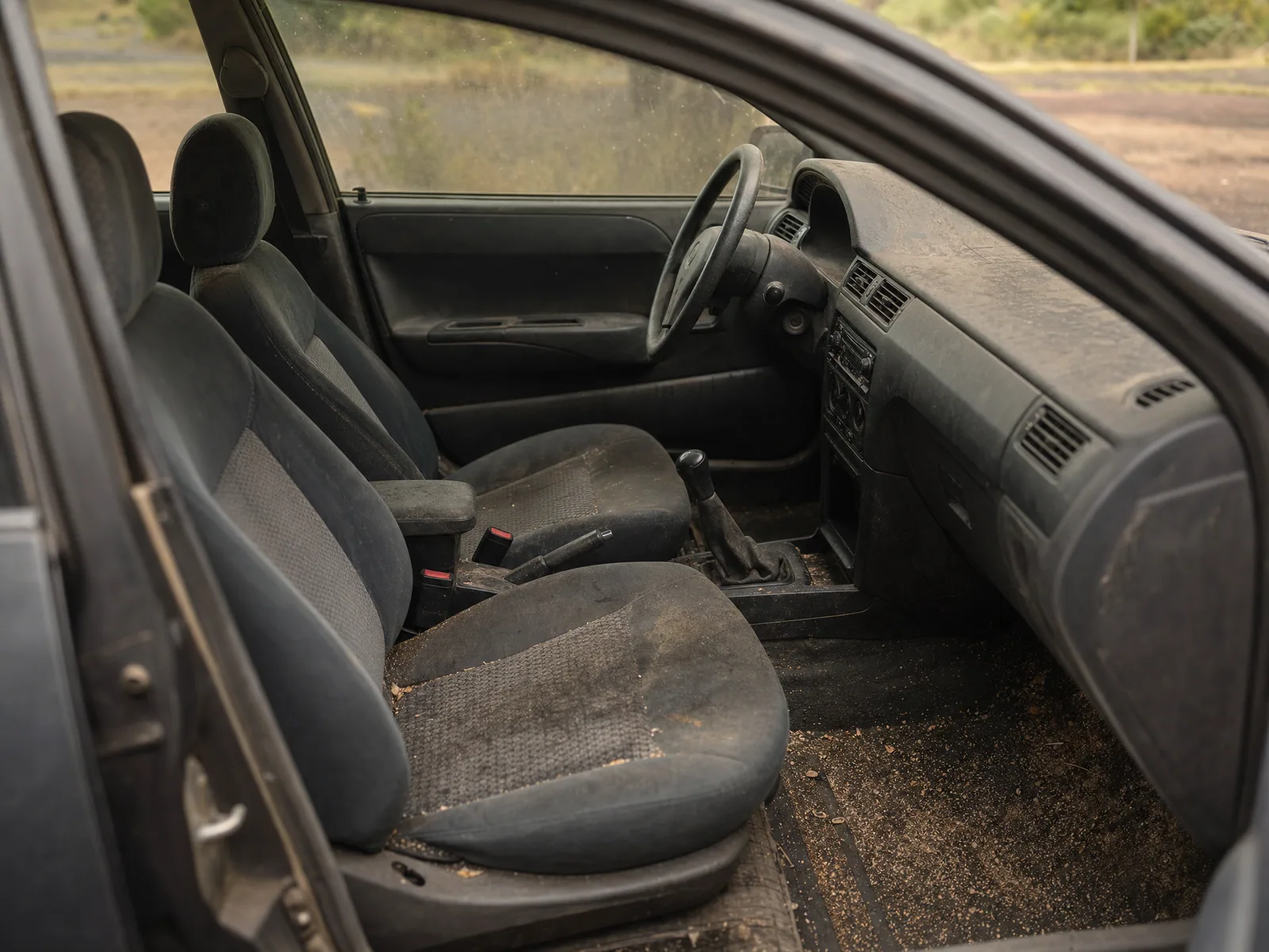 Habitacle de voiture encrassé avant intervention