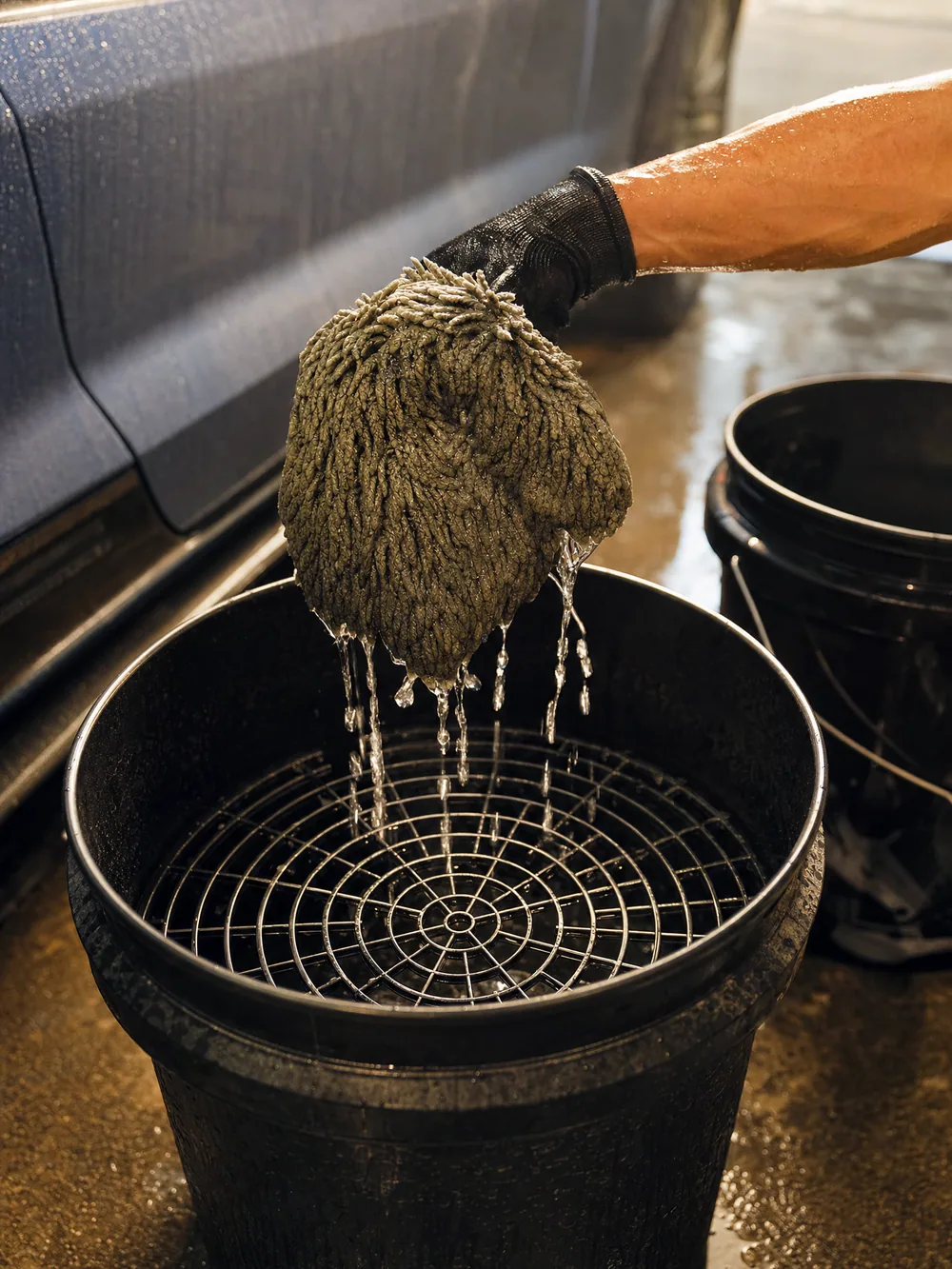 Lavage au contact avec gant microfibre et méthode des deux seaux